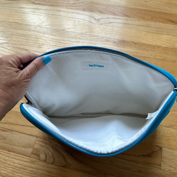 Incase laptop case - Picture 3 of 5
